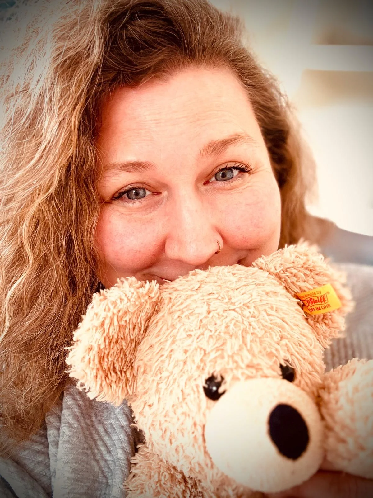 Barbara Schwandl mit einem Teddybär in der Hand